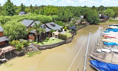 Casa estilo cabaña en Venta. 3 dormitorios. 2 plantas. Salida al río. Barrio cerrado Yacht Club Guazú