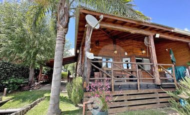 Casa estilo cabaña en Venta. 3 dormitorios. 2 plantas. Salida al río. Barrio cerrado Yacht Club Guazú