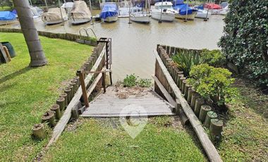 Casa estilo cabaña en Venta. 3 dormitorios. 2 plantas. Salida al río. Barrio cerrado Yacht Club Guazú
