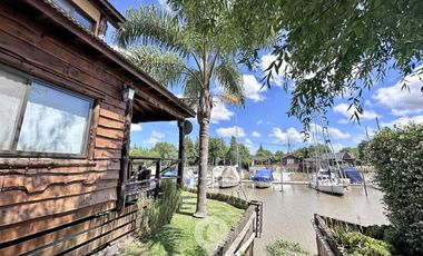 Casa estilo cabaña en Venta. 3 dormitorios. 2 plantas. Salida al río. Barrio cerrado Yacht Club Guazú