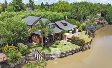 Casa estilo cabaña en Venta. 3 dormitorios. 2 plantas. Salida al río. Barrio cerrado Yacht Club Guazú