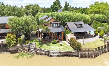 Casa estilo cabaña en Venta. 3 dormitorios. 2 plantas. Salida al río. Barrio cerrado Yacht Club Guazú