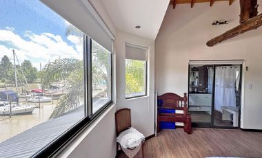 Casa estilo cabaña en Venta. 3 dormitorios. 2 plantas. Salida al río. Barrio cerrado Yacht Club Guazú