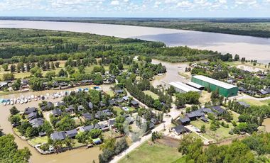 Casa estilo cabaña en Venta. 3 dormitorios. 2 plantas. Salida al río. Barrio cerrado Yacht Club Guazú