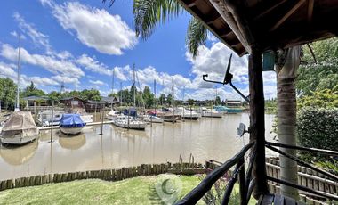 Casa estilo cabaña en Venta. 3 dormitorios. 2 plantas. Salida al río. Barrio cerrado Yacht Club Guazú