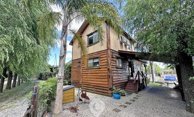 Casa estilo cabaña en Venta. 3 dormitorios. 2 plantas. Salida al río. Barrio cerrado Yacht Club Guazú