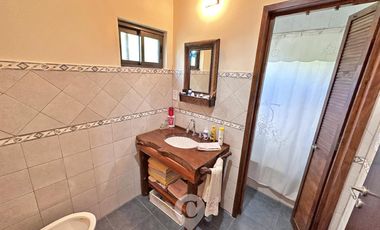 Casa estilo cabaña en Venta. 3 dormitorios. 2 plantas. Salida al río. Barrio cerrado Yacht Club Guazú