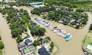 Casa estilo cabaña en Venta. 3 dormitorios. 2 plantas. Salida al río. Barrio cerrado Yacht Club Guazú