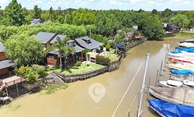 Casa estilo cabaña en Venta. 3 dormitorios. 2 plantas. Salida al río. Barrio cerrado Yacht Club Guazú