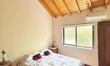 Casa estilo cabaña en Venta. 3 dormitorios. 2 plantas. Salida al río. Barrio cerrado Yacht Club Guazú