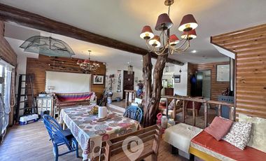 Casa estilo cabaña en Venta. 3 dormitorios. 2 plantas. Salida al río. Barrio cerrado Yacht Club Guazú