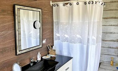 Casa estilo cabaña en Venta. 3 dormitorios. 2 plantas. Salida al río. Barrio cerrado Yacht Club Guazú