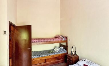 Casa estilo cabaña en Venta. 3 dormitorios. 2 plantas. Salida al río. Barrio cerrado Yacht Club Guazú