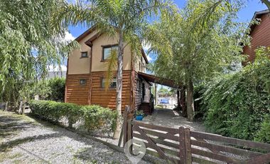 Casa estilo cabaña en Venta. 3 dormitorios. 2 plantas. Salida al río. Barrio cerrado Yacht Club Guazú