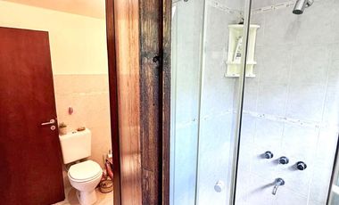 Casa estilo cabaña en Venta. 3 dormitorios. 2 plantas. Salida al río. Barrio cerrado Yacht Club Guazú