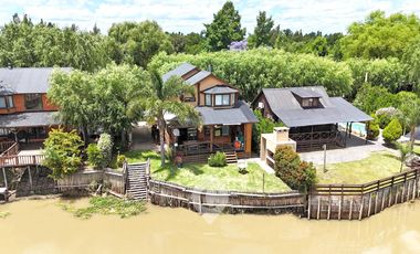 Casa estilo cabaña en Venta. 3 dormitorios. 2 plantas. Salida al río. Barrio cerrado Yacht Club Guazú