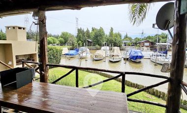 Casa estilo cabaña en Venta. 3 dormitorios. 2 plantas. Salida al río. Barrio cerrado Yacht Club Guazú
