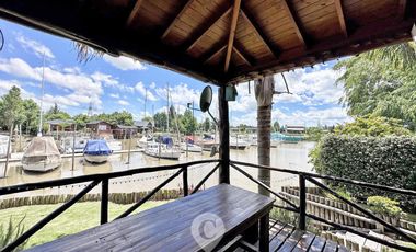 Casa estilo cabaña en Venta. 3 dormitorios. 2 plantas. Salida al río. Barrio cerrado Yacht Club Guazú