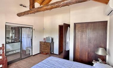 Casa estilo cabaña en Venta. 3 dormitorios. 2 plantas. Salida al río. Barrio cerrado Yacht Club Guazú