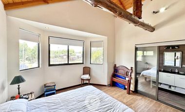 Casa estilo cabaña en Venta. 3 dormitorios. 2 plantas. Salida al río. Barrio cerrado Yacht Club Guazú