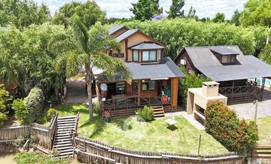 Casa estilo cabaña en Venta. 3 dormitorios. 2 plantas. Salida al río. Barrio cerrado Yacht Club Guazú