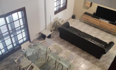 Importante Planta Alta con Entrada Independiente, 6 Amb. (Ideal uso Comercial o Vivienda)
