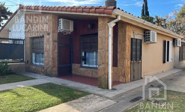 Casa en Berazategui en Venta mas Casa al Fondo. Toma Depto en Parte de Pago. Sobre Avenida Mitre.