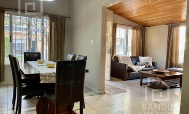 Casa en Berazategui en Venta mas Casa al Fondo. Toma Depto en Parte de Pago. Sobre Avenida Mitre.