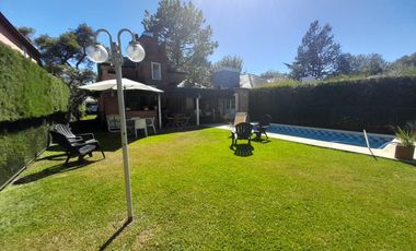Hermosa Casa de Dos Plantas en Venta en un solo lote Country BAnco Provincia, Moreno.