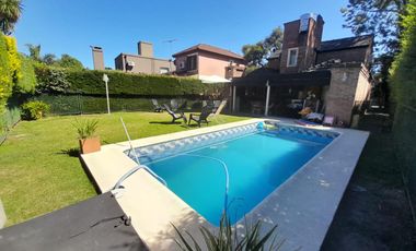 Hermosa Casa de Dos Plantas en Venta en un solo lote Country BAnco Provincia, Moreno.