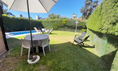 Hermosa Casa de Dos Plantas en Venta en un solo lote Country BAnco Provincia, Moreno.