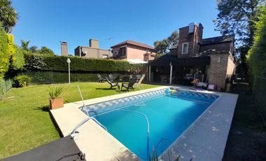 Hermosa Casa de Dos Plantas en Venta en un solo lote Country BAnco Provincia, Moreno.
