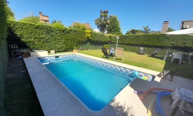 Hermosa Casa de Dos Plantas en Venta en un solo lote Country BAnco Provincia, Moreno.