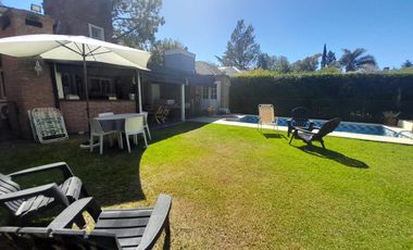 Hermosa Casa de Dos Plantas en Venta en un solo lote Country BAnco Provincia, Moreno.