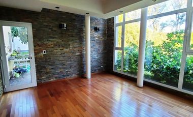 Moderna propiedad en Barrio Privado Santa Ana