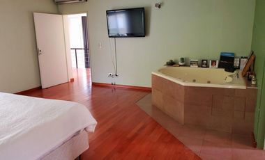 Moderna propiedad en Barrio Privado Santa Ana