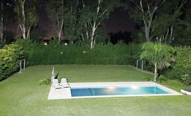 Moderna propiedad en Barrio Privado Santa Ana