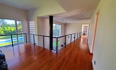 Moderna propiedad en Barrio Privado Santa Ana