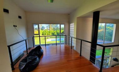 Moderna propiedad en Barrio Privado Santa Ana