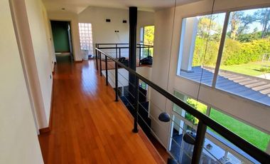 Moderna propiedad en Barrio Privado Santa Ana