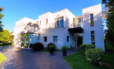 Moderna propiedad en Barrio Privado Santa Ana