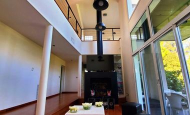 Moderna propiedad en Barrio Privado Santa Ana