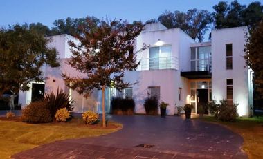 Moderna propiedad en Barrio Privado Santa Ana
