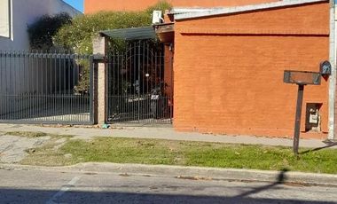 Casa en venta - 2 Dormitorios 1 Baño - Cochera - 401Mts2 - 12 De Octubre, Berazategui