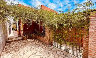 Casa en venta - 2 Dormitorios 1 Baño - Cochera - 401Mts2 - 12 De Octubre, Berazategui