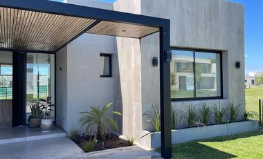 Casa en venta - 3 Dormitorios 4 Baños - Cochera - 220Mts2 - El Naudir
