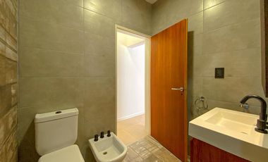 Casa a Estrenar  con  Local Comercial