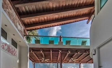 House for sale in the heart of the Cancun Hotel Zone Lagoon Front