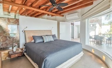 House for sale in the heart of the Cancun Hotel Zone Lagoon Front
