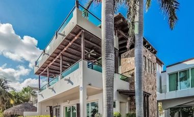 House for sale in the heart of the Cancun Hotel Zone Lagoon Front